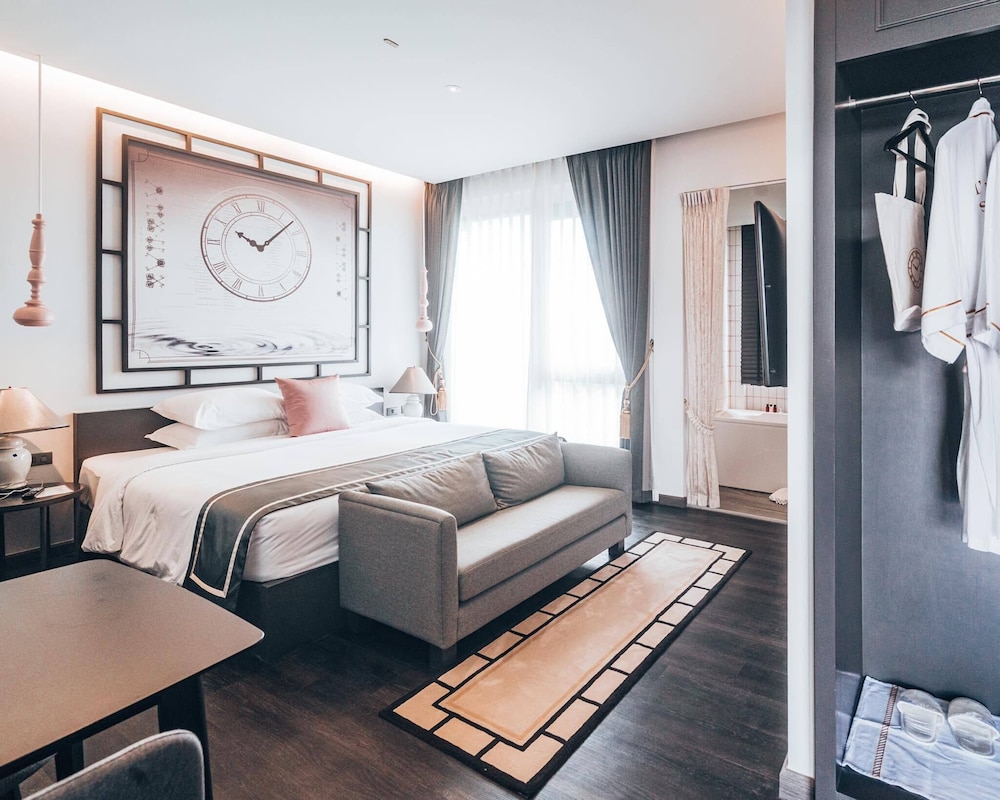 Superior King Suite - Photo 7
