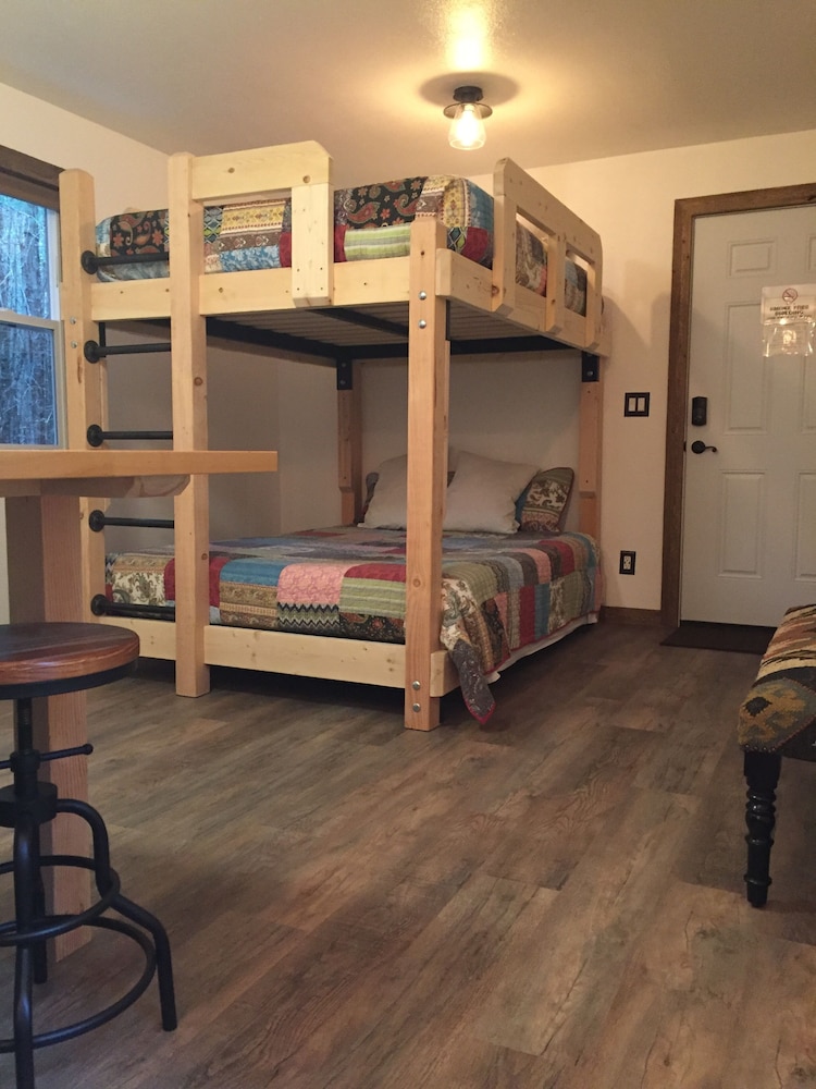 Premium Cabin, 2 Queen Beds, Kitchen, Mountainside photo 3