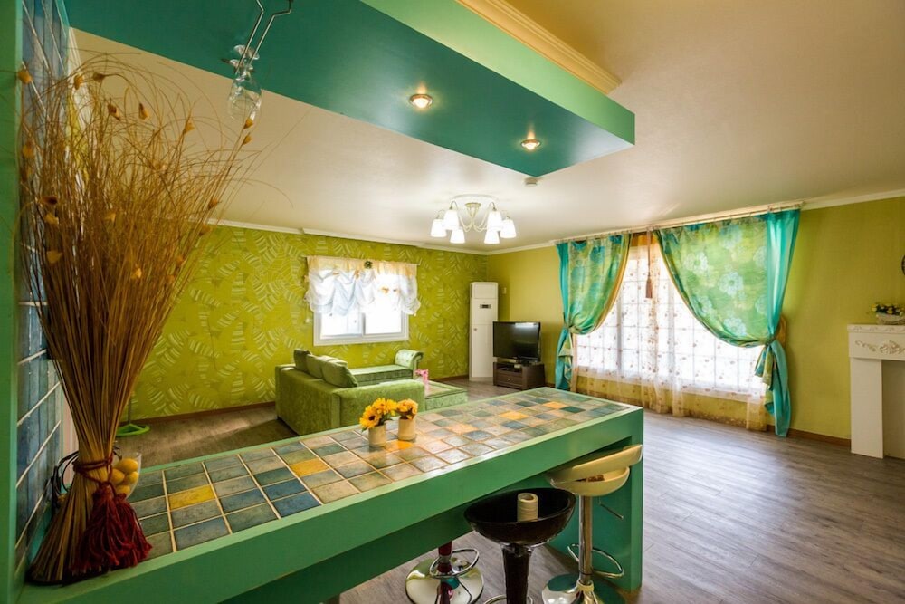 Room (Love) photo 3