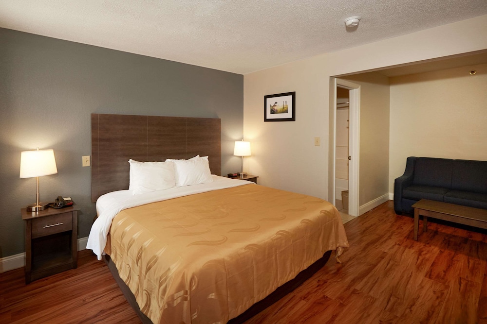 1 King Bed, Suite, Nonsmoking, Upgrade - Photo 1