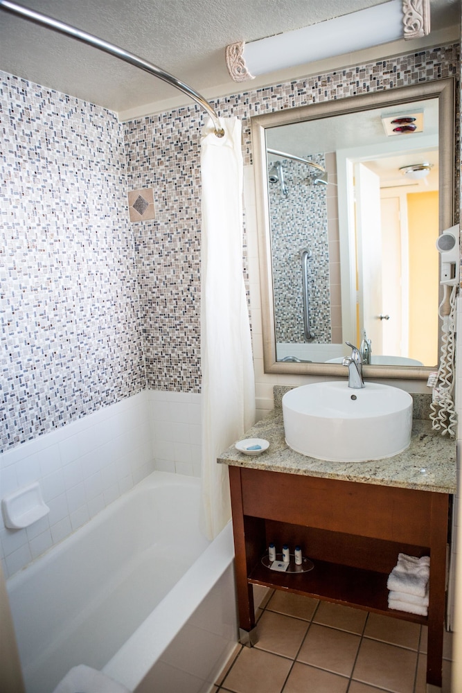 Standard Room, 2 Queen Beds, Balcony, Bay View - Photo 4