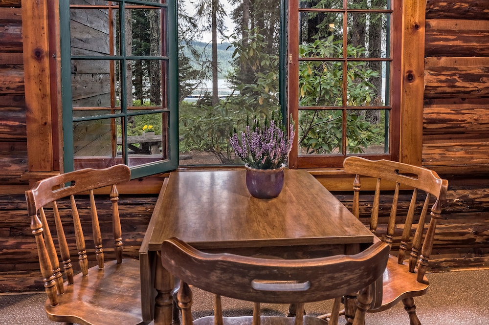 Odell Lake Historic Cabin-Queen Log Bed photo 3