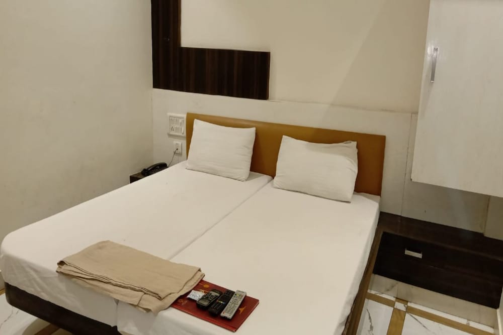 Deluxe Room - Photo 9