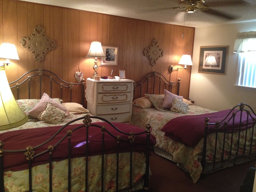 Standard Room, 2 Queen Beds photo 2