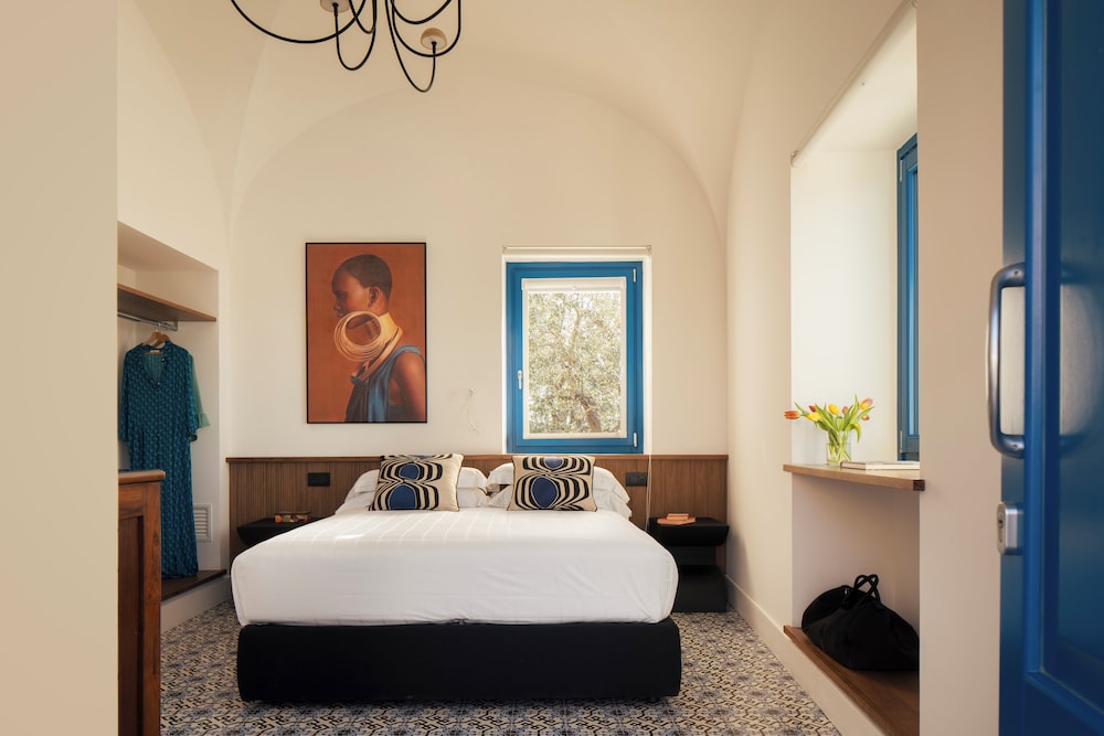 Deluxe Room, 1 Queen Bed, Balcony, Partial Sea View, next to main building
