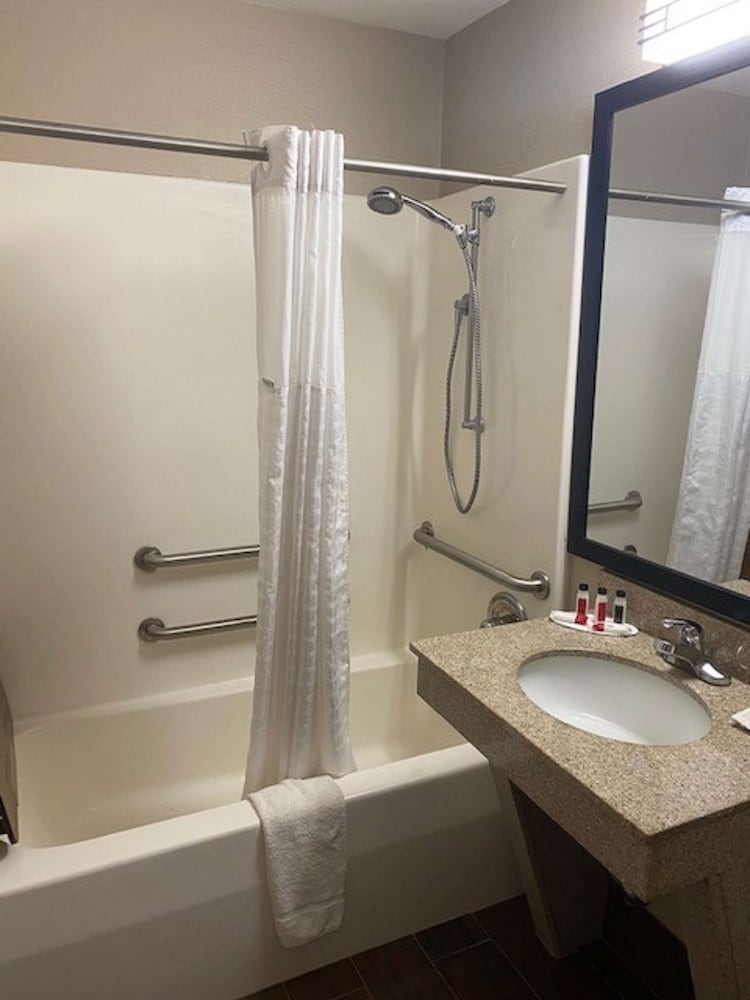 Standard Room, 1 King Bed, Accessible, Bathtub - Photo 4