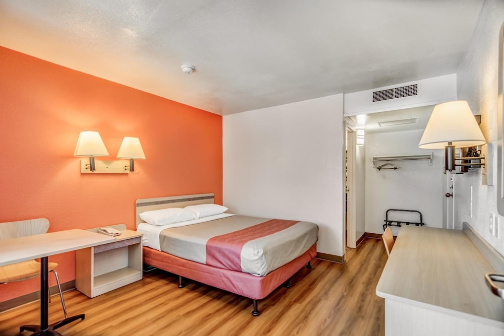 Standard Room, 1 Queen Bed, Non Smoking photo 2