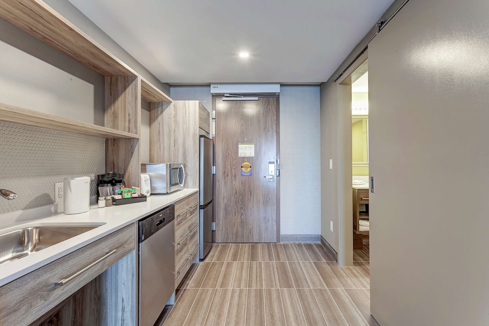 Studio, 2 Queen Beds, Accessible, Bathtub (Mobility & Hearing)