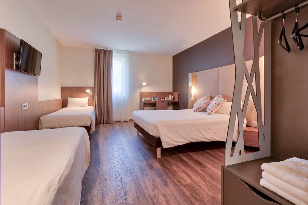 Standard Room, Multiple Beds photo 2
