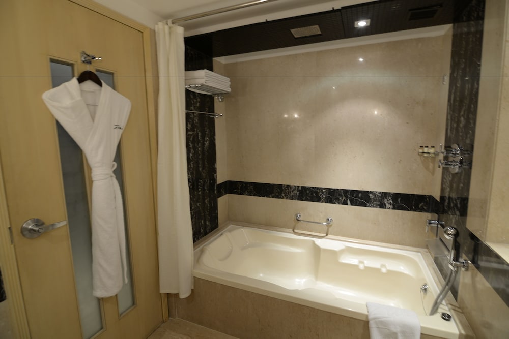 Zuri Club Room with King Bed (01 King Bed) - Photo 4
