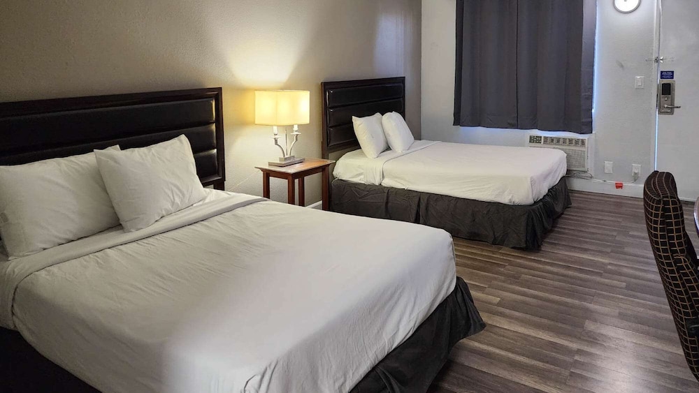Deluxe Room, 2 Queen Beds, Accessible, Non Smoking