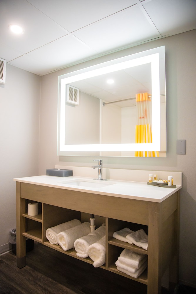 1 King Bed, Suite, Jetted Tub, Non-Smoking - Photo 2