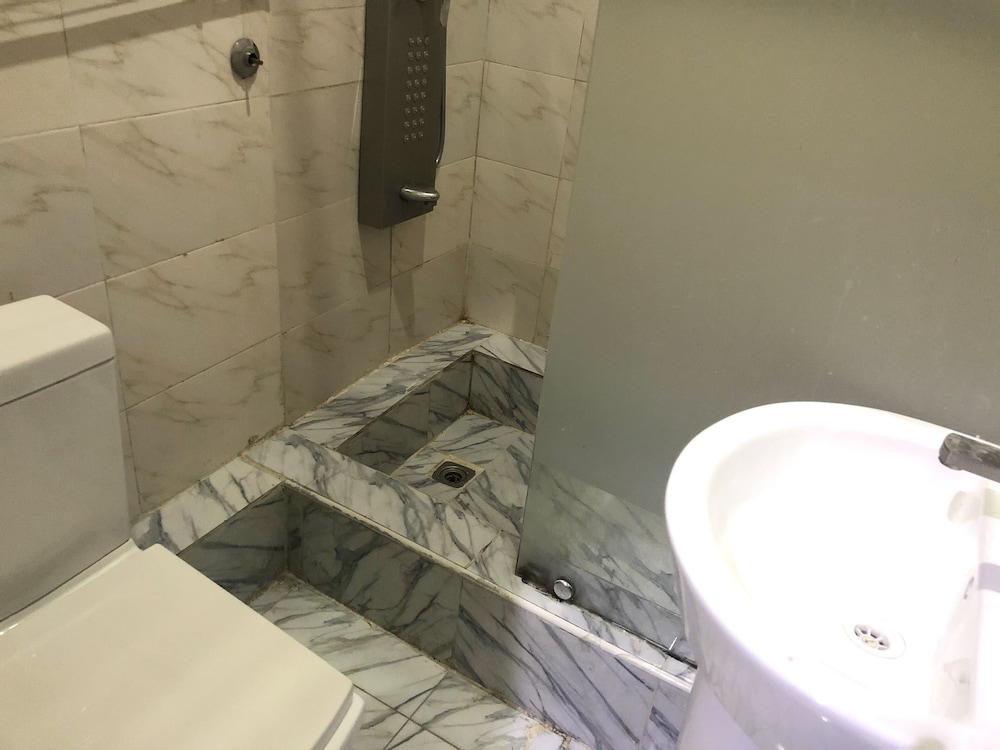 Executive Suite - Photo 4