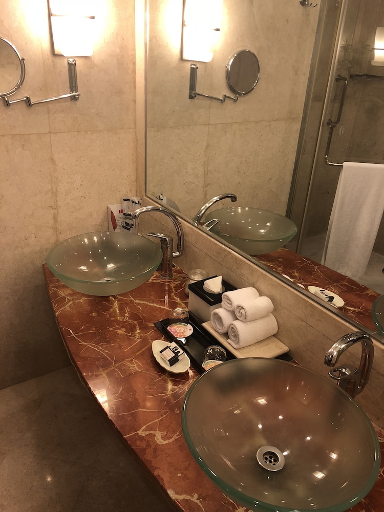 Executive Club Queen Room
