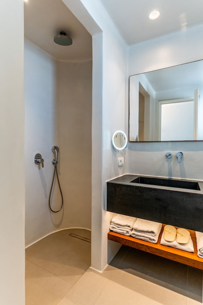 Standard Suite - Photo 10