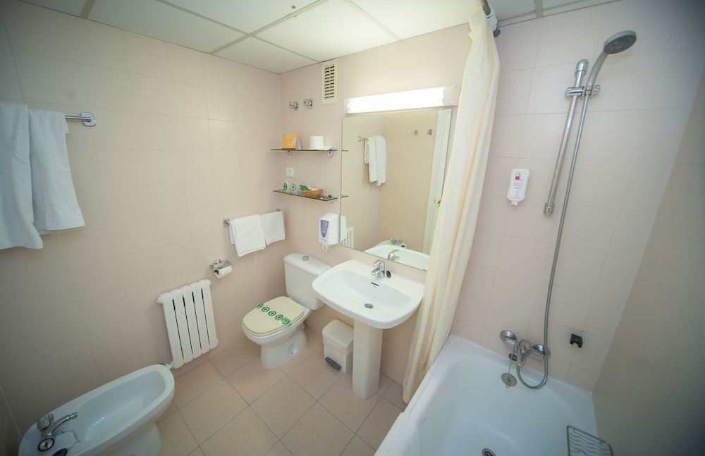 Quadruple Room (2 adults + 2 children) - Photo 7