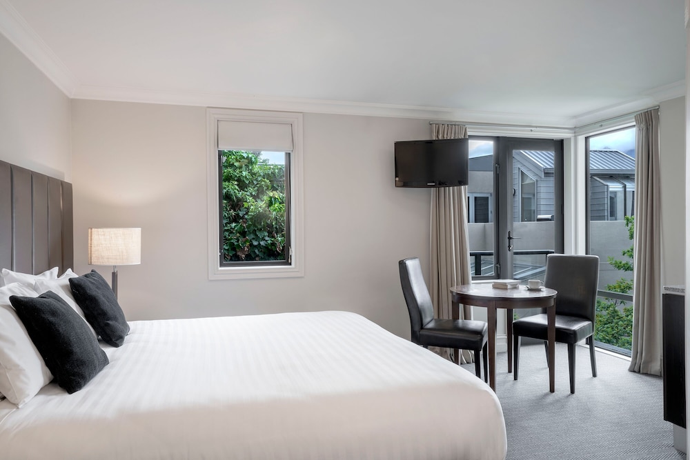 Hotel Room - Photo 1