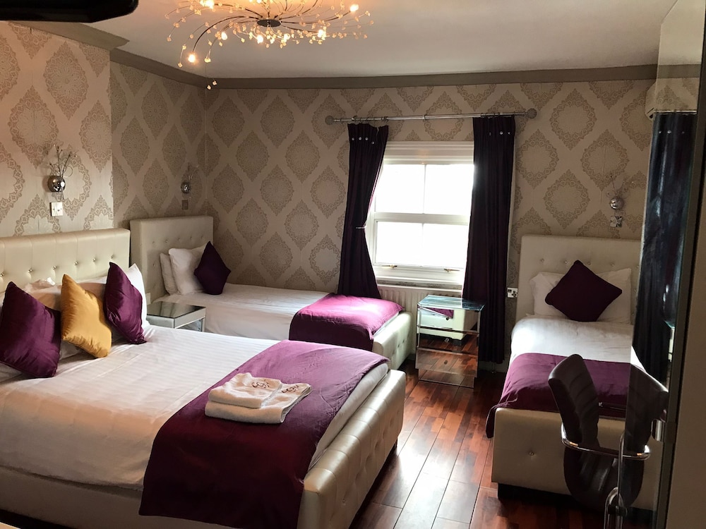 Suite, Ensuite photo 1