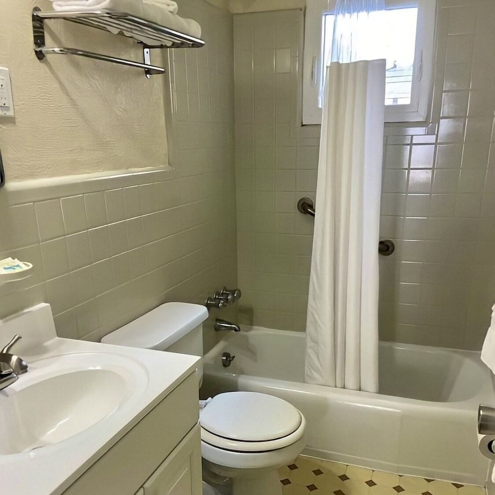 Standard Double Room, Multiple Beds, Non Smoking, Private Bathroom (1 Queen Bed & 1 Single Bed) photo 3