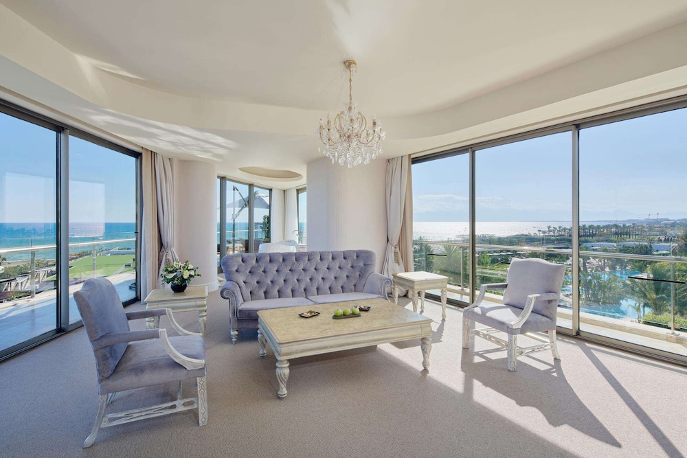 Royal Deluxe Suite
