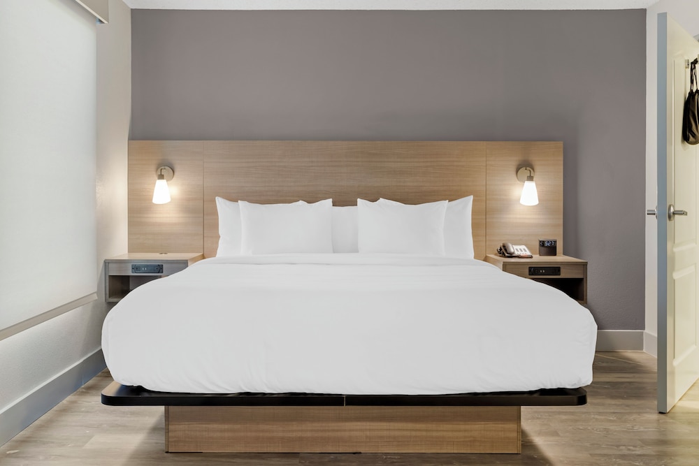 Room, 1 King Bed, Non Smoking photo 3