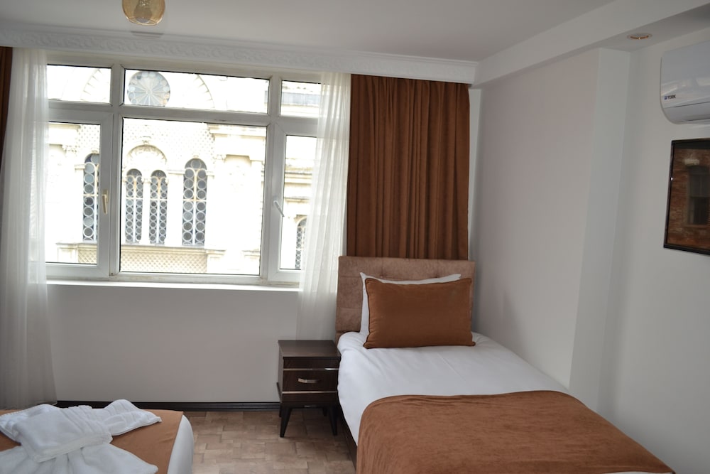 Classic Double Room, 1 Double Bed, Lanai, City View photo 3