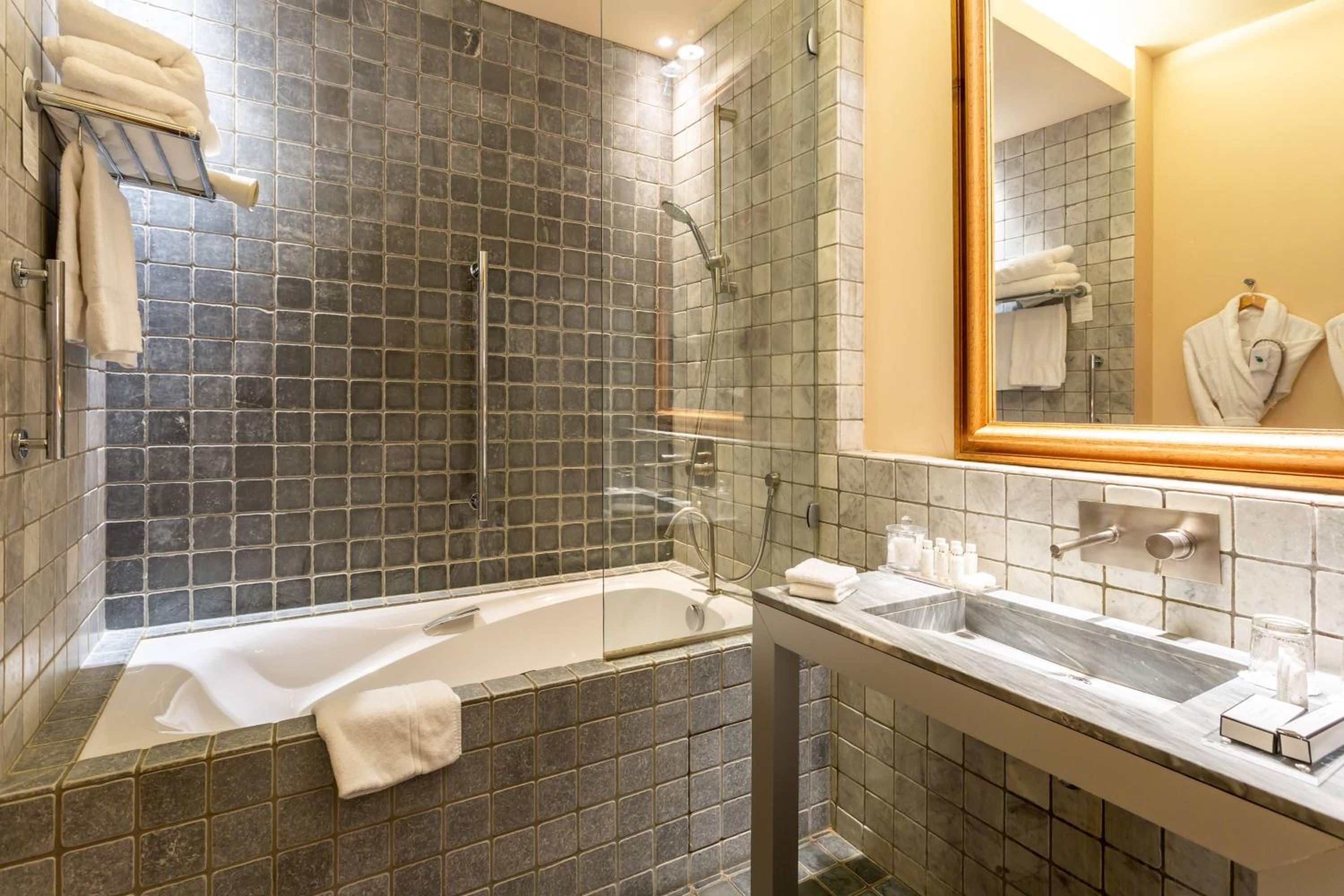 Executive Queen Room - Photo 5