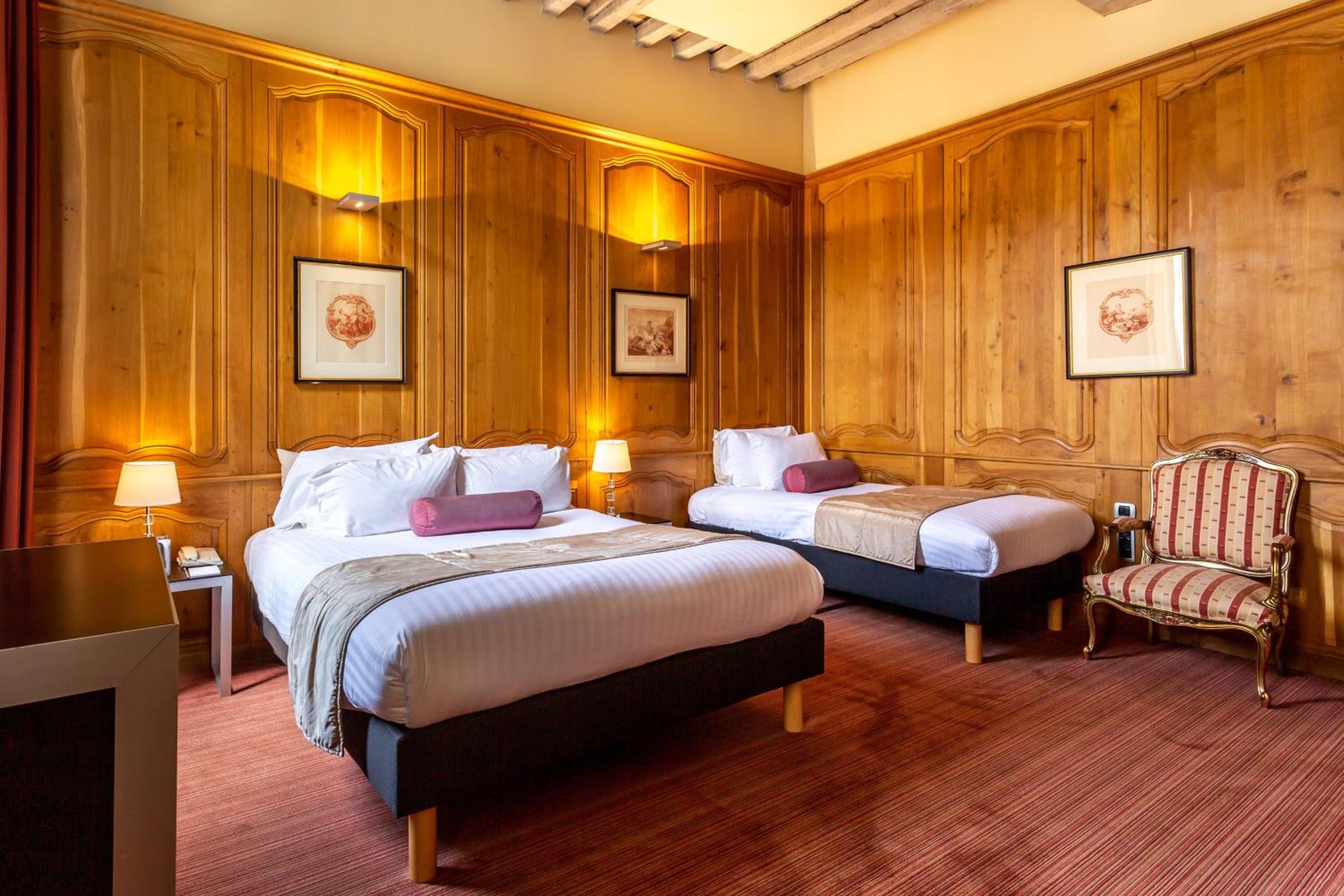 Superior Queen Room with 1 queen bed and 1 single bed  photo 1