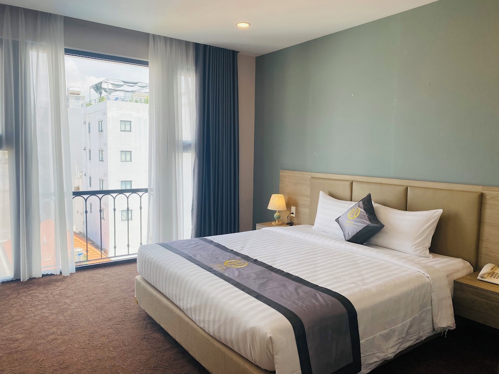 Deluxe Room, 1 King Bed, City View