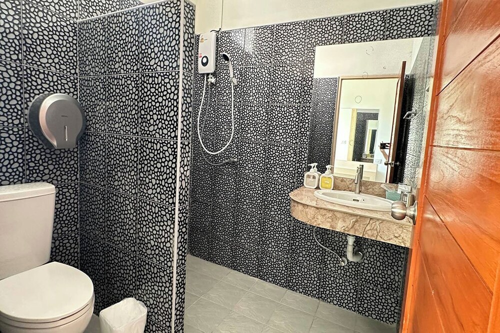Twin Room - Photo 12