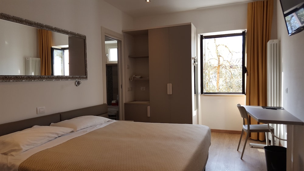 Superior Room, 1 King Bed, Garden View photo 3