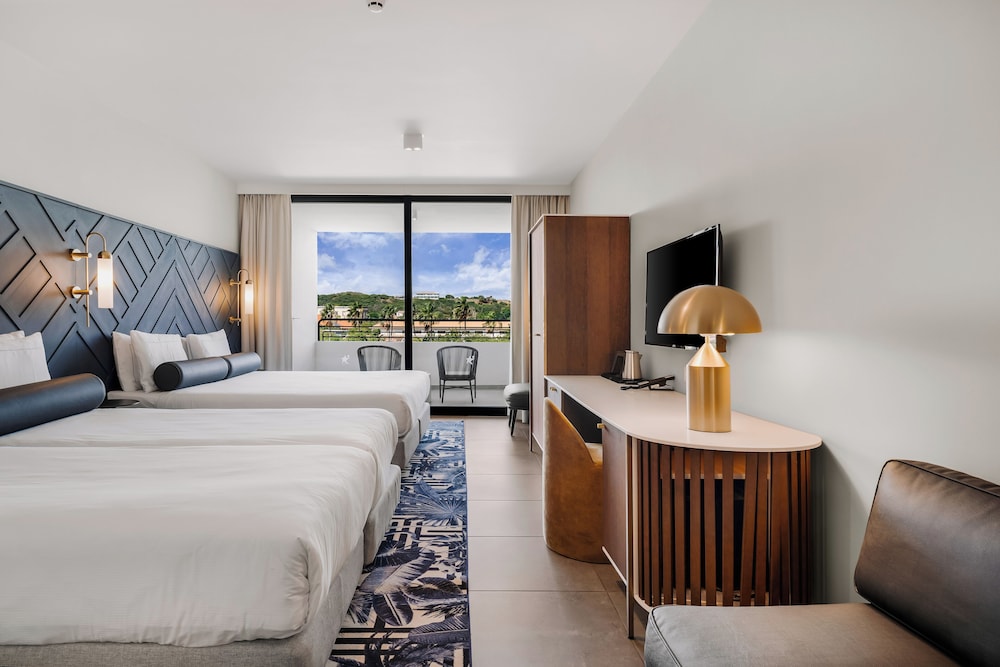 Room (2 King Beds) thumbnail 6