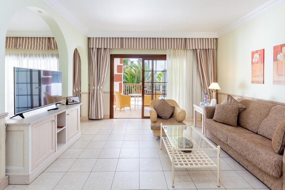 Junior Suite (2 adults) - Photo 1