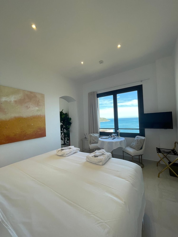 Deluxe Triple Room (La Rocabruna) photo 1