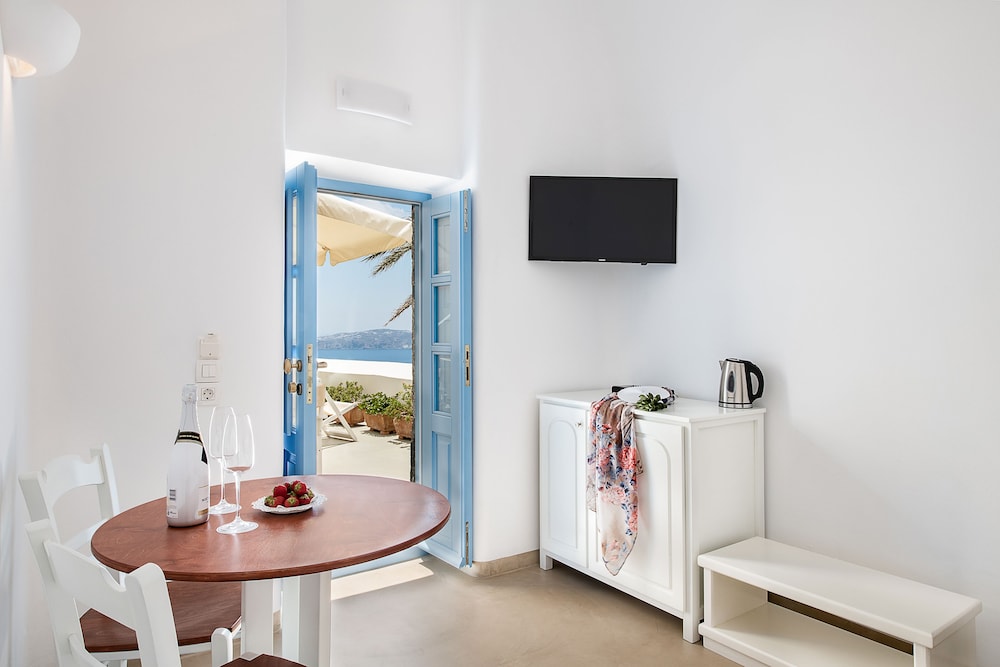 Double Room (Caldera View) - Photo 4