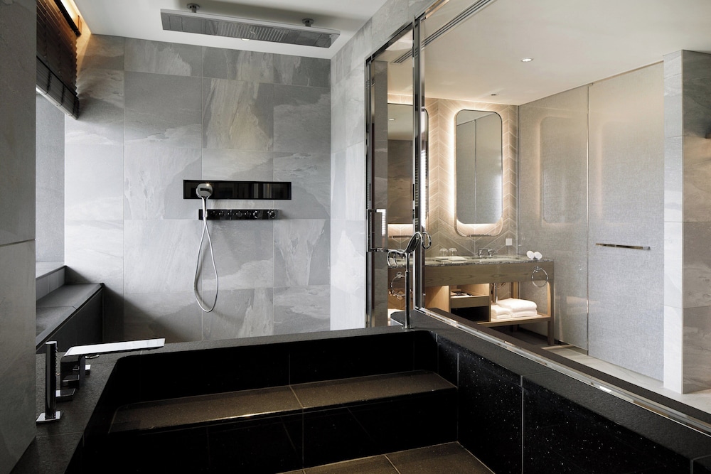 Club Suite, 1 King Bed (View) - Photo 12