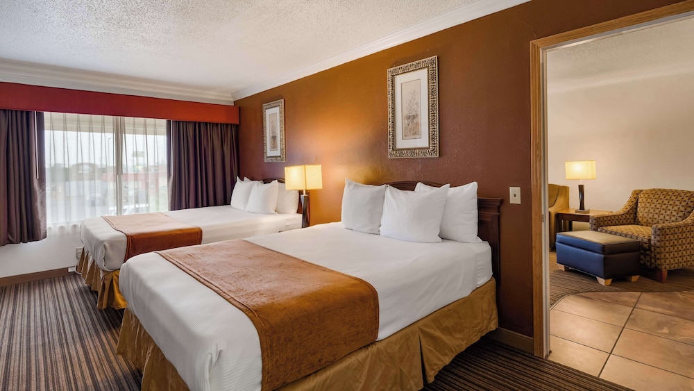 Suite, 2 Queen Beds, Non Smoking, Refrigerator & Microwave (Living Room;with Sofabed)