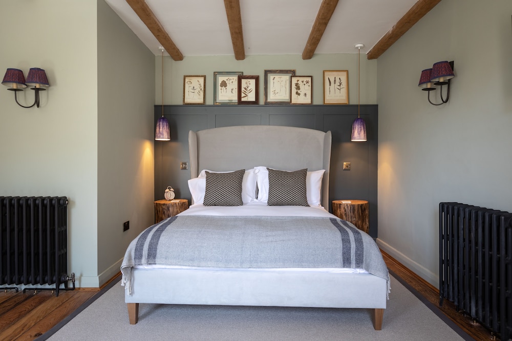 Superior Room, 1 King Bed photo 3