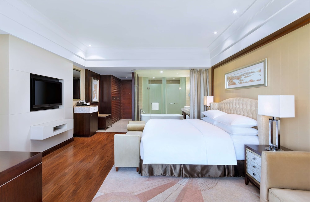 Deluxe Room, 1 King Bed photo 1