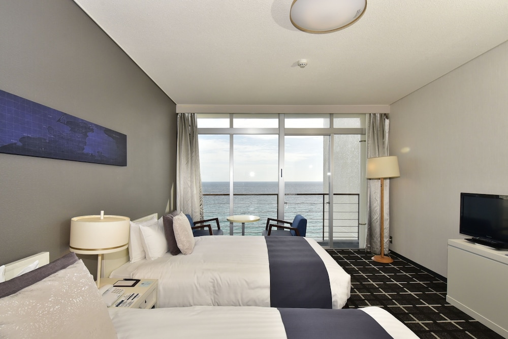 [Upper Floor] Ocean View Twin Room C (376 sqft) Non Smoking - Photo 2
