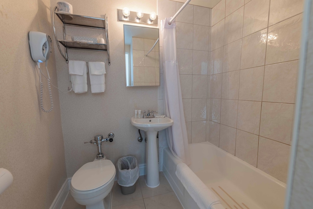 Single Room, 1 Queen Bed, Lake View photo 3