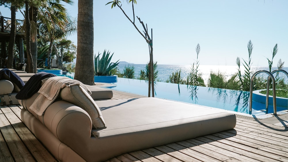 Executive Junior Suite with Sharing Pool & Sea View - Photo 7