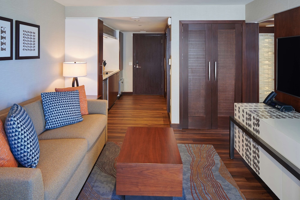 Hilton Grand Vacations Club Hokulani Waikiki Honolulu: Suite, 1 Bedroom, Accessible, Non Smoking (Mobility & Hearing, Roll-in Shower) photo