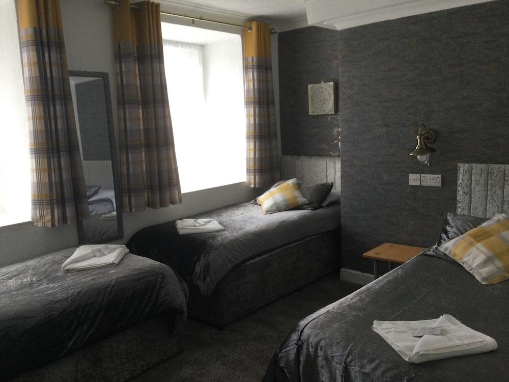 Lower Ground Floor Street Facing Triple Room photo 1