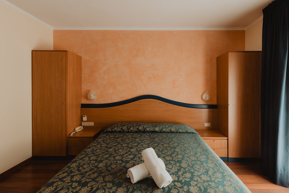 Double or Twin Room - Photo 4