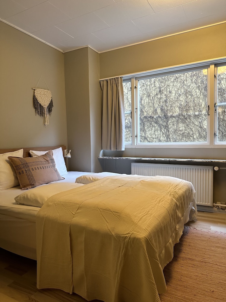 Standard Double Room, 1 Queen Bed, Non Smoking, Courtyard View (Medium) thumbnail 6