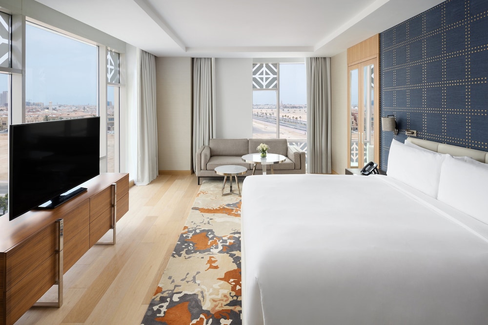Suite, 1 King Bed (Diplomatic) - Photo 1