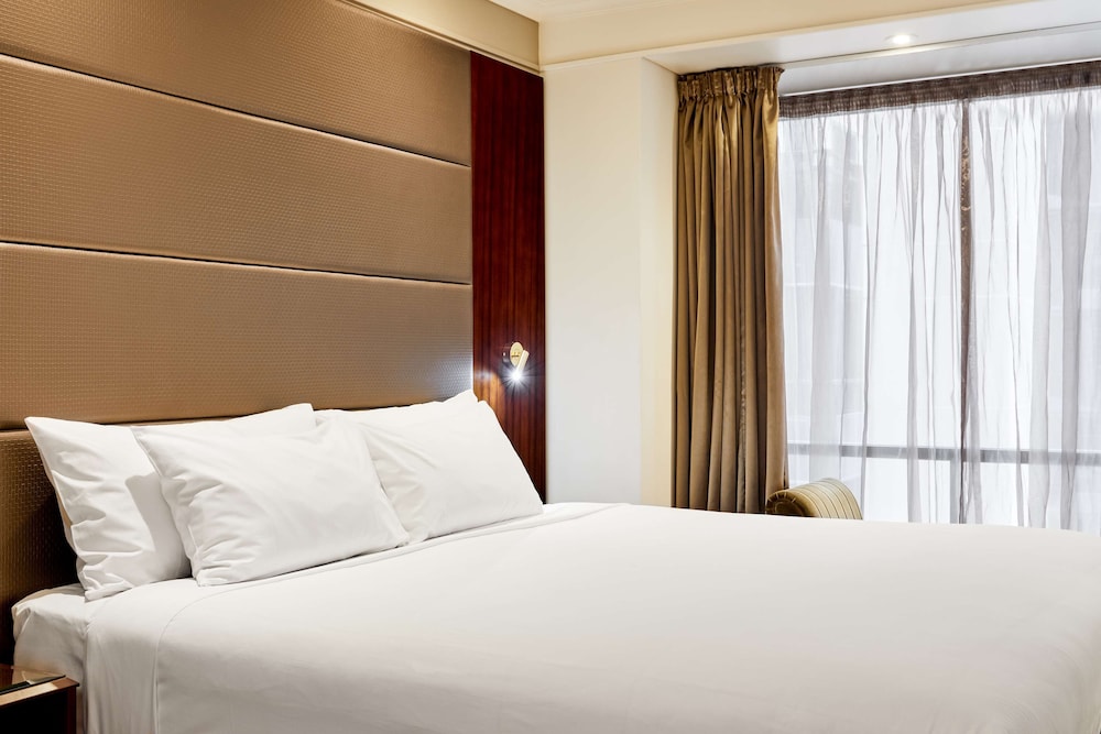 Deluxe One Bedroom King Suite with Single Spa Bath - Photo 4