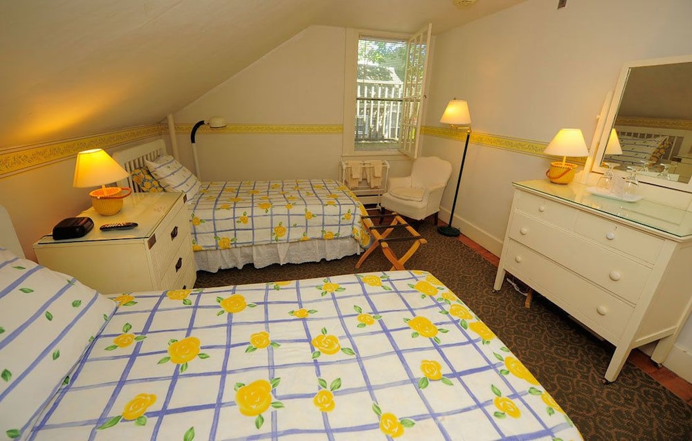 Room, 2 Twin Beds, Shared Bathroom photo 1