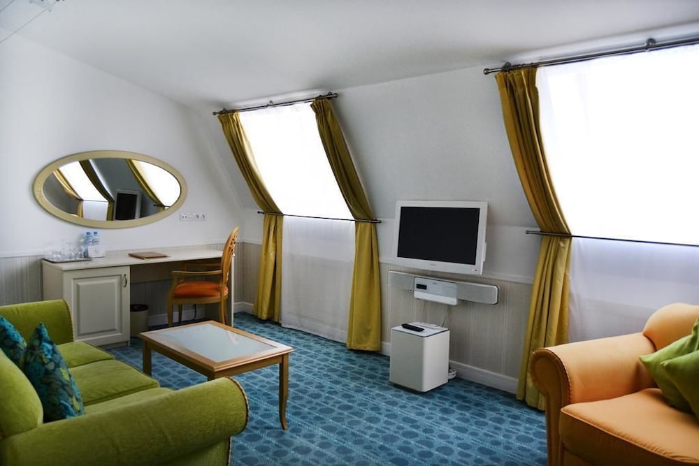 Deluxe Room, 1 Queen Bed photo 2